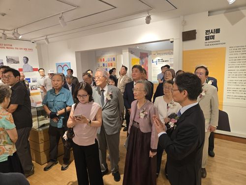 지난 14일 열린 개막 행사 모습 김종헌 배재학당역사박물관(앞줄 맨 오른쪽)이 지난 14일 열린 특별전 개막 행사에서 참석자들에 전시 내용을 설명하고 있다. [배재학당역사박물관 제공. 재판매 및 DB 금지]
