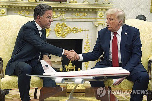 2025년 7월 14일 미국 백악관에서 악수하는 마르크 뤼터(왼쪽) 나토 사무총장과 도널드 트럼프(오른쪽) 미국 대통령 [AP 연합뉴스 자료사진. 재판매 및 DB 금지]