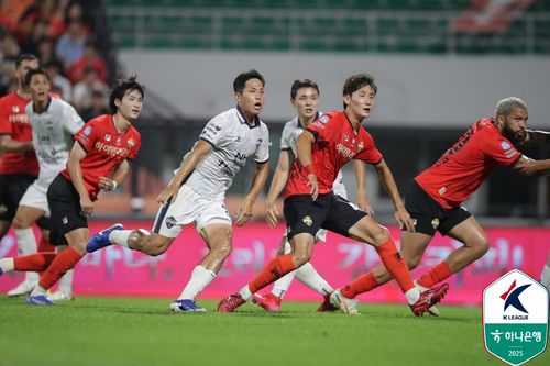 김천과 서울 선수들의 경합 장면.[한국프로축구연맹 제공. 재판매 및 DB 금지]