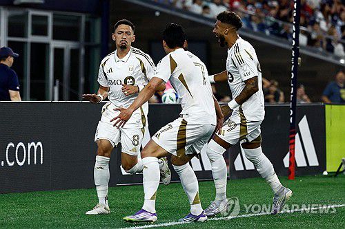 마르코 델가도(8)의 선제골 이후 함께 기뻐하는 손흥민(7)[AFP=연합뉴스]