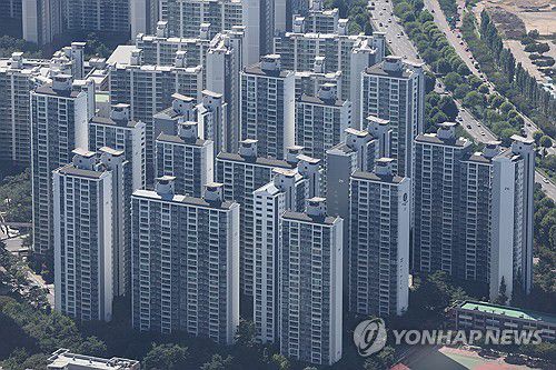 강남 아파트 월세매물이 전세 추월(서울=연합뉴스) 임화영 기자 = 6·27 대출 규제 여파로 아파트 전세의 월세화가 빨라질 거라는 전망이 나오는 가운데, 서울 아파트 월세 수요가 3년 8개월 만에 가장 높은 수준을 기록한 것으로 나타났다.     대출 규제 이후 강남에서는 아파트 전세보다 월세 물건이 더 많아졌다.     27일 한국부동산원에 따르면 지난 6월 서울 아파트 월세수급지수는 103.2로, 2021년 10월(110.6) 이후 가장 높았다.     월세수급지수가 100을 넘는다는 것은 수요가 공급보다 강하다는 뜻이다.     사진은 27일 서울 시내 한 부동산에 게재된 월세 매물 안내문. 2025.7.27 hwayoung7@yna.co.kr