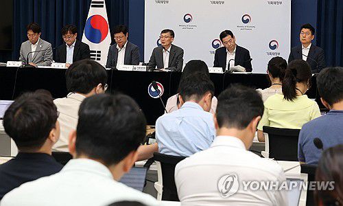 2025년 세제 개편안 상세 브리핑하는 기재부(세종=연합뉴스) 배재만 기자 = 기획재정부 박금철 세제실장(오른쪽 세 번째)이 지난 29일 정부세종청사 민원동 브리핑실에서 2025 세제 개편안 상세 브리핑을 하고 있다. 오른쪽부터 이형렬 국제조세정책관, 박홍기 소득법인세정책관, 박금철 세제실장. 조만희 조세총괄정책관, 김병철 재산소비세정책관, 최재영 관세정책관. 2025.7.31 scoop@yna.co.kr