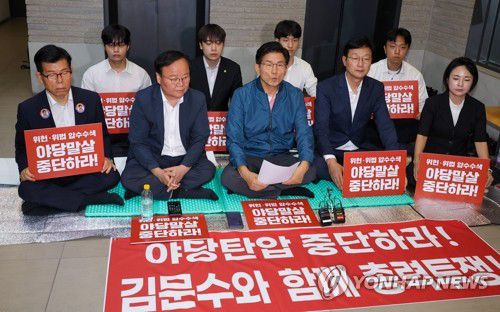 김문수, 특검 압수수색 항의 농성 시위(서울=연합뉴스) 황광모 기자 = 국민의힘 당 대표 선거에 출마한 김문수 후보가 14일 서울 여의도 중앙당사 로비에서 김건희 특검의 당사 압수수색에 항의하며 농성을 벌이고 있다. 2025.8.14 hkmpooh@yna.co.kr