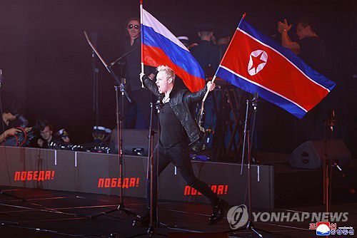 러시아의 경축사절들 경축공연 진행...김정은 관람(평양 조선중앙통신=연합뉴스) 조국해방(광복) 80주년을 맞아 북한을 방문한 러시아 예술사절들의 경축공연이 지난 15일 평양체육관에서 진행됐다고 조선중앙통신이 16일 보도했다. 김정은 국무위원장이 러시아 하원(국가두마) 의장과 함께 공연을 관람했다. 이날 공연에서는 '친 푸틴' 성향으로 유명한 가수 샤먼(본명 야로슬라프 드로노프)이 '나의 러시아'와 '일어서리' 등 애국주의 주제의 노래를 불렀다고 통신은 전했다. 2025.8.16      [국내에서만 사용가능. 재배포 금지. For Use Only in the Republic of Korea. No Redistribution] nkphoto@yna.co.kr