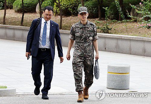 내란 특검 조사 출석하는 김용대 드론작전사령관(서울=연합뉴스) 이동해 기자 = 김용대 드론작전사령관이 17일 내란특검 사무실이 마련된 서울 서초구 서울고검에 조사를 받기 위해 출석하고 있다. 2025.8.17 eastsea@yna.co.kr