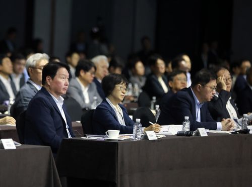 이천포럼 2025에 참석한 최태원 SK그룹 회장(서울=연합뉴스) 최태원 SK그룹 회장이 18일 서울 광진구 워커힐 호텔에서 열린 '이천포럼 2025'에 참석했다. 왼쪽부터 최태원 회장, 김선희 SK㈜ 이사회 의장, 최재원 SK 수석부회장, 김용학 SK텔레콤 이사회 의장. 2025.8.18 [SK그룹 제공. 재판매 및 DB 금지]