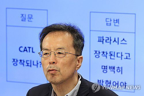 벤츠 EQE 전기차주의 공동소송 관련 설명하는 하종선 변호사(서울=연합뉴스) 신현우 기자 = 10일 오전 서울 강남구 한 공유오피스에서 하종선 변호사(법률사무소 나루)가 벤츠 EQE 전기차주 20여 명이 메르세데스벤츠 독일본사, 메르세데스벤츠코리아 등을 상대로 공동소송을 제기하는 것에 관해 설명하고 있다. 2024.10.10 nowwego@yna.co.kr