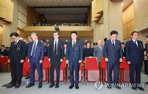 김대중 전 대통령 추모식, 묵념하는 참석자들(서울=연합뉴스) 김도훈 기자 = 18일 서울 동작구 국립서울현충원 현충관에서 열린 김대중 전 대통령 서거 16주기 추모식에서 참석자들이 묵념하고 있다.      왼쪽부터 우원식 국회의장, 권노갑 김대중재단 이사장, 김홍업 김대중평화센터 이사장, 강훈식 대통령비서실장, 정청래 민주당 대표, 송언석 국민의힘 비대위원장, 우상호 정무수석. 2025.8.18 superdoo82@yna.co.kr