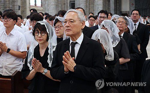 미사 드리는 유인촌 전 장관(서울=연합뉴스) 유인촌 전 문화체육부 장관이 18일 서울 중구 명동대성당에서 엄수된 고 유경촌 주교 장례미사에 참석하고 있다. 2025.8.18 [사진공동취재단] photo@yna.co.kr