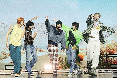 빅히트 뮤직 새 보이그룹 '코르티스'(서울=연합뉴스) 류효림 기자 = 신인 그룹 코르티스가 18일 서울 용산구 블루스퀘어에서 열린 데뷔 기념 쇼케이스에서 타이틀곡 'What You Want' 무대를 선보이고 있다. 2025.8.18 ryousanta@yna.co.kr