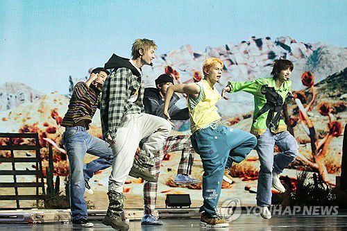 그룹 '코르티스' 데뷔(서울=연합뉴스) 류효림 기자 = 신인 그룹 코르티스가 18일 서울 용산구 블루스퀘어에서 열린 데뷔 기념 쇼케이스에서 타이틀곡 'What You Want' 무대를 선보이고 있다. 2025.8.18 ryousanta@yna.co.kr