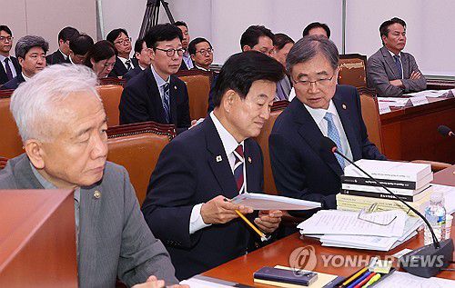 외통위 참석한 조현-정동영(서울=연합뉴스) 박동주 기자 = 조현 외교부 장관과 정동영 통일부장관이 18일 국회에서 열린 외교통일위원회 전체회의에 참석해 있다. 2025.8.18 pdj6635@yna.co.kr