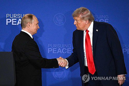 지난 15일(현지시간) 미·러 정상회담 공동 기자회견에서 도널드 트럼프 미국 대통령(오른쪽)과 블라디미르 푸틴 러시아 대통령이 악수하는 모습. [AFP=연합뉴스. 재판매 및 DB 금지]