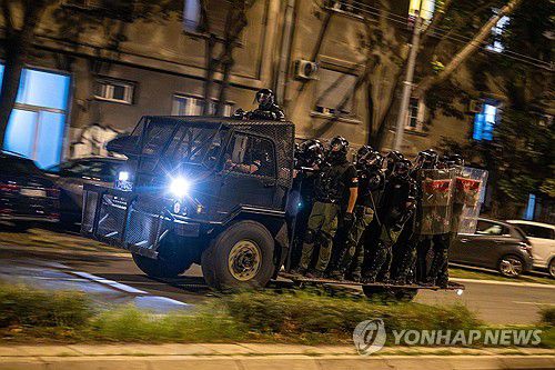 세르비아 수도 베오그라드의 진압 경찰들 [AFP=연합뉴스. 재판매 및 DB 금지]