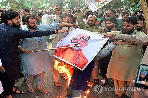 5월10일(현지시간) 모디 총리 사진 불태우는 파키스탄 시민들[EPA 연합뉴스 자료사진. 재판매 및 DB 금지]