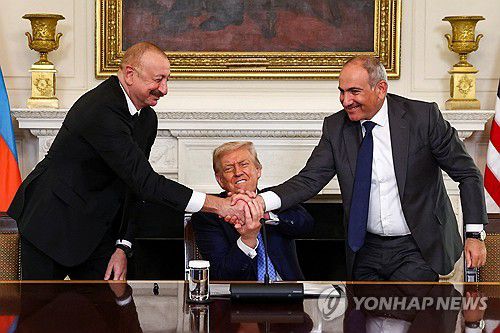 악수하는 아제르바이잔·미국·아르메니아 정상[로이터 연합뉴스 자료사진. 재판매 및 DB 금지]
