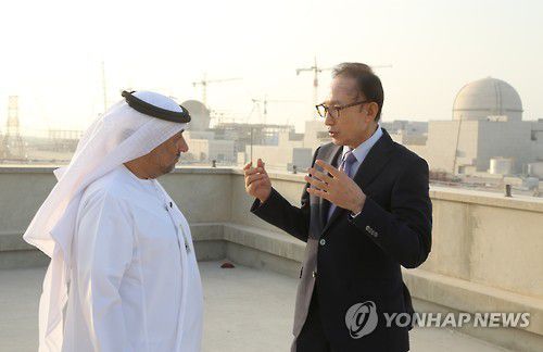 UAE 원전 건설 현장 방문한 이명박 전 대통령(테헤란=연합뉴스) 이명박 전 대통령이 2016년 11월 26일(현지시간) 아랍에미리트(UAE) 아부다비의 한국형 원자력발전소 건설 현장을 방문, 모하마드 알함마디 UAE 원자력공사 사장(왼쪽)과 얘기를 나누고 있다. 2016.11.27 [이명박 전 대통령 비서진 제공=연합뉴스]