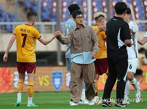 아사니 격려하는 이정효 감독(광주=연합뉴스) 조남수 기자 = 25일 광주월드컵경기장에서 열린 K리그1 2025 15라운드 광주FC와 강원FC의 경기. 광주 이정효 감독이 경기를 마치고 아사니와 하이파이브 하고 있다. 2025.5.25 iso64@yna.co.kr