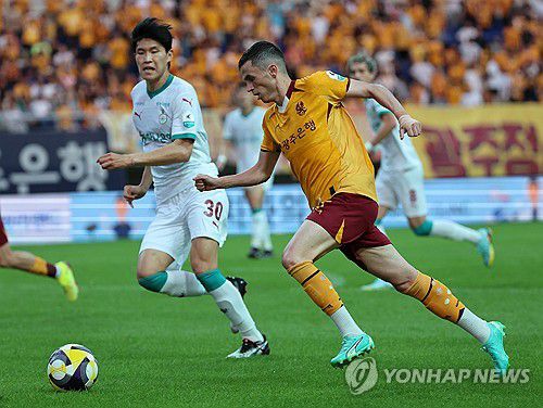 돌파 시도하는 아사니(광주=연합뉴스) 조남수 기자 = 22일 광주월드컵경기장에서 열린 K리그1 2025 20라운드 광주FC와 대전하나시티즌의 경기. 광주 아사니가 공격하고 있다. 2025.6.22 iso64@yna.co.kr