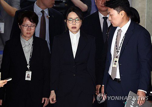 중앙지법 나서는 김건희 여사(서울=연합뉴스) 윤석열 전 대통령 부인 김건희 여사가 12일 구속 전 피의자 심문(영장실질심사)을 마친 뒤 서울 서초구 서울중앙지법을 나서고 있다. 2025.8.12 [사진공동취재단] photo@yna.co.kr