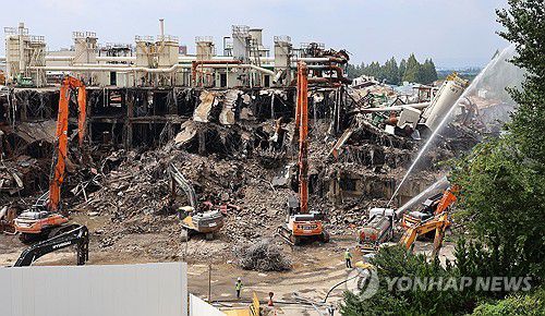 금호타이어 광주공장 정련동 해체(광주=연합뉴스) 조남수 기자 = 지난 18일 광주 광산구 금호타이어 광주공장에서 불탄 정련동 해체 작업이 펼쳐지고 있다. 2025.8.18 iso64@yna.co.kr