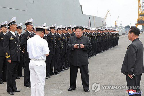 김정은, 구축함 '최현호' 시험과정 점검(평양 조선중앙통신=연합뉴스) 김정은 북한 국무위원장이 지난 18일 평안남도 남포조선소를 방문해 북한의 첫 번째 5천t급 신형 구축함 '최현호'의 무장체계 통합운영 시험 과정을 점검했다고 조선중앙통신이 19일 보도했다. 2025.8.19      [국내에서만 사용가능. 재배포 금지. For Use Only in the Republic of Korea. No Redistribution] nkphoto@yna.co.kr
