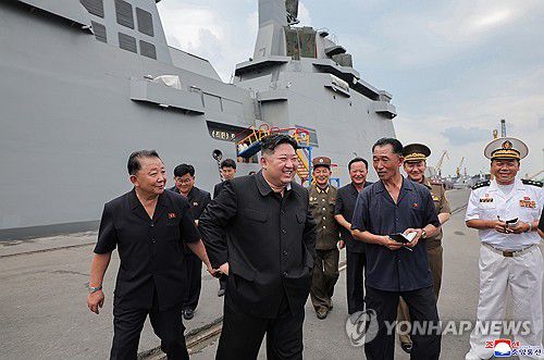 김정은, 구축함 '최현호' 시험과정 점검(평양 조선중앙통신=연합뉴스) 김정은 북한 국무위원장이 지난 18일 평안남도 남포조선소를 방문해 북한의 첫 번째 5천t급 신형 구축함 '최현호'의 무장체계 통합운영 시험 과정을 점검했다고 조선중앙통신이 19일 보도했다. 2025.8.19      [국내에서만 사용가능. 재배포 금지. For Use Only in the Republic of Korea. No Redistribution] nkphoto@yna.co.kr