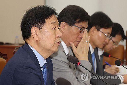 의원질의 답변하는 구윤철 부총리(서울=연합뉴스) 류영석 기자 = 구윤철 경제부총리 겸 기획재정부 장관이 19일 국회에서 열린 기획재정위원회 전체회의에서 의원 질의에 답변하고 있다. 2025.8.19 ondol@yna.co.kr