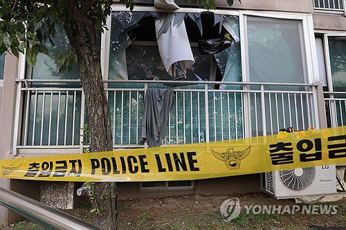 동두천에서 배터리 발화 추정 화재(동두천=연합뉴스) 임병식 기자 = 19일 새벽 경기도 동두천시의 한 아파트에서 배터리 발화로 추정되는 화재가 일어나 주민 6명이 다쳤다. 사진은 통제된 화재 현장의 모습. 2025.8.19 andphotodo@yna.co.kr