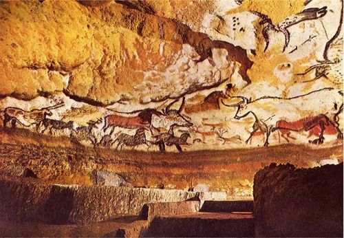 스페인 알타미라 동굴 벽화동물과 기호가 뒤섞여 있으며 사냥 경로를 암시하는 흔적이 남아 있다. [위키피디아 제공]