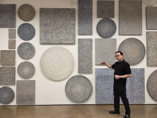 학고재 '흙으로부터' 전시 전경(서울=연합뉴스) 박의래 기자 = 이진용 작가가 자기 작품 '컨티뉴엄' 앞에서 작품에 관해 설명하고 있다. 2025.8.20. laecorp@yna.co.kr