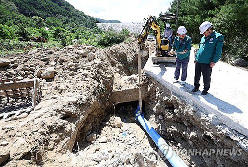 저수율 21.3% 역대 최저치…용수 확보 관로 작업(강릉=연합뉴스) 유형재 기자 = 극심한 가뭄으로 20일 오전 9시부터 계량기 50%를 잠금 하는 제한급수에 들어간 강원 강릉시가 남대천에서 용수 확보 작업을 하고 있다. 이 사업은 시의 주요 상수원인 오봉저수지 저수율이 이날 현재 21.3%로 역대 최저치를 기록하자 저수지 아래 남대천의 물을 오봉저수지로 관을 통해 끌어 올리기 위한 것이다. 2025.8.20 yoo21@yna.co.kr