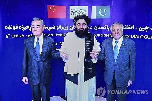 중국·아프간·파키스탄 외교 수장들[AP 연합뉴스. 재판매 및 DB 금지(파키스탄 외부무 제공)]