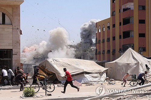 이스라엘, 가자시티 군사작전 개시(자발리아 AFP=연합뉴스) 20일(현지시간) 가자지구 북부 가자시티 인근 자발리아에서 이스라엘군의 공격에 주민들이 피난처를 찾아 이동하고 있다. 2025.08.20 photo@yna.co.kr