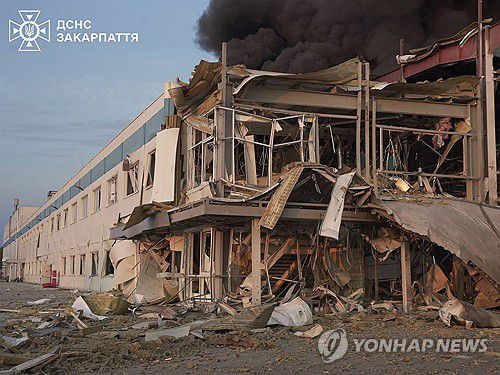 공습에 부서진 자카르파츠 무카체보 건물[AFP 연합뉴스]