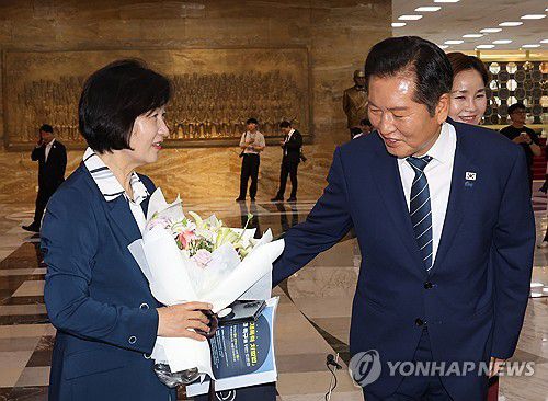 인사 나누는 추미애 의원과 정청래 대표(서울=연합뉴스) 박동주 기자 = 21일 서울 여의도 국회 본회의에서 법제사법위원회 위원장으로 선출된 더불어민주당 추미애 의원이 본회의장을 나서며 정청래 대표와 인사를 나누고 있다. 2025.8.21 pdj6635@yna.co.kr
