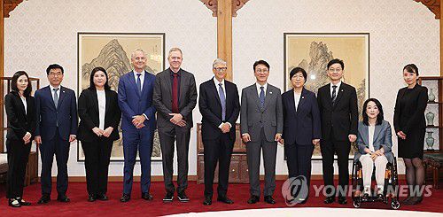 빌 게이츠 이사장 만난 김민석 국무총리(서울=연합뉴스) 이정훈 기자 = 김민석 국무총리와 빌 게이츠 게이츠재단 이사장이 21일 서울 종로구 삼청동 총리공관에서 열린 오찬에 앞서 기념촬영을 하고 있다. 왼쪽부터 김진아 외교부 2차관, 민기 총리비서실장, 박수현 재단 한국총괄, 조 세렐 대외협력 총괄이사, 트레버 문델 글로벌보건 부문 이사, 빌 게이츠 이사장, 김민석 국무총리, 정은경 보건복지부 장관, 윤창렬 국무조정실장, 최혜영 총리공보실장, 미호코 카시와쿠라 재단 동아시아총괄. 2025.8.21 uwg806@yna.co.kr