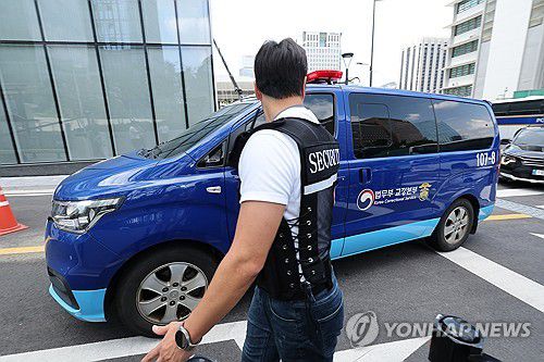 김건희, 구속 후 세 번째 특검 출석(서울=연합뉴스) 임화영 기자 = 김건희가 탑승한 호송차가 21일 김건희 여사 관련 의혹들을 수사하는 민중기 특별검사팀 사무실이 마련된 서울 종로구 KT광화문빌딩으로 들어가고 있다. 2025.8.21 hwayoung7@yna.co.kr