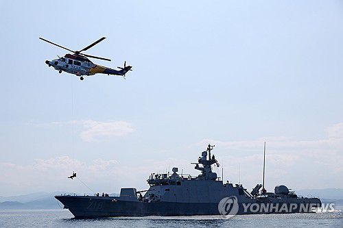 해군 1함대-국군대전병원 합동 의무지원 훈련(동해=연합뉴스) 21일 동해 해상에서 실시한 '해군 1함대-국군대전병원 합동 의무지원 훈련'에서 국군대전병원 이국종 원장이 동해해경청 흰수리 헬기 호이스트를 활용해 현시학함으로 전개하고 있다. 2025.8.21[해군 1함대사령부 제공. 재판매 및 DB 금지] yoo21@yna.co.kr