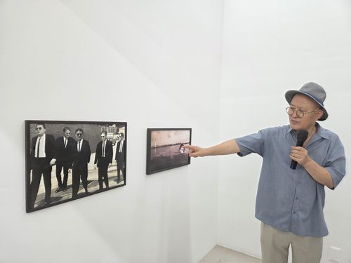 아르코미술관 '안티-셀프: 나에 반하여'전(서울=연합뉴스) 박의래 기자 = 작가 강홍구가 21일 서울 대학로 아르코미술관에서 자기 작품 '나는 누구인가 10'에 대해 설명하고 있다. 2025.8.22. laecorp@yna.co.kr