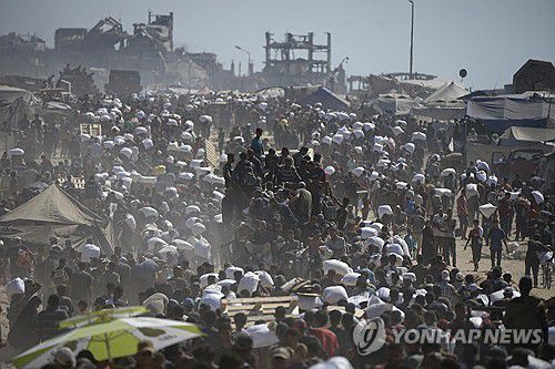 구호품 트럭에 몰린 가자지구 주민[AP 연합뉴스 자료사진. 재판매 및 DB 금지]