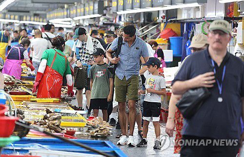 부쩍 늘어난 외국인 관광객, 부산(부산=연합뉴스) 강선배 기자 = 21일 부산 중구 자갈치시장을 찾은 외국인 관광객들이 시장을 둘러보며 수산물을 고르고 있다.     부산관광공사가 발표한 '2024년 부산관광산업 동향 분석'에 따르면, 지난해 부산을 찾은 외국인 관광객은 482만 4845명으로 전년보다 118% 증가했다. 외국인 관광객이 가장 많이 찾은 곳은 자갈치·국제시장(63만 3833명)이었다. 2025.8.21 sbkang@yna.co.kr