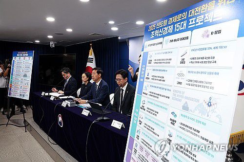 새정부 경제성장전략 관계부처 합동브리핑(서울=연합뉴스) 김도훈 기자 = 구윤철 경제부총리 겸 기획재정부 장관이 22일 정부서울청사에서 열린 새정부 경제성장전략 관계부처 합동 브리핑에서 발언하고 있다.      왼쪽부터 문신학 산업통상자원부 1차관, 한성숙 중소벤처기업부 장관, 구 부총리, 배경훈 과학기술정보통신부 장관. 2025.8.22 superdoo82@yna.co.kr