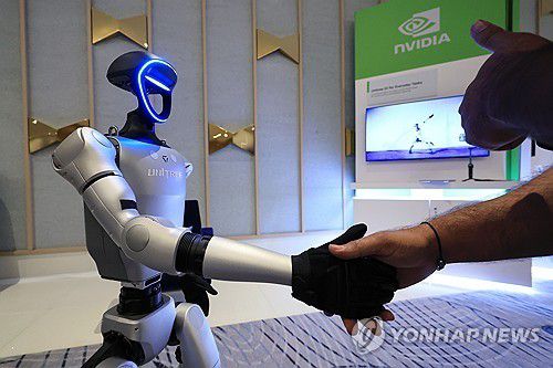 악수하는 유니트리 G1    (라스베이거스=연합뉴스) 신현우 기자 = 세계 최대 가전·정보기술(IT) 전시회 CES 2025 개막인 7일 오전(현지시간) 젠슨 황 엔비디아 최고경영자(CEO) 글로벌 기자간담회가 열린 미국 네바다주 라스베이거스 퐁텐블루 호텔 엔비디아 전시관에서 휴머노이드 로봇 유니트리 G1이 관람객과 악수하고 있다. 2025.1.8     nowwego@yna.co.kr
