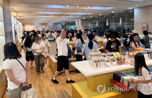 '바글바글' 뮷즈샵(서울=연합뉴스) 이승연 기자 = 지난 20일 서울 용산구 국립중앙박물관 기념품샵에서 방문객들이 상품을 구경하고 있다. 2025.8.23