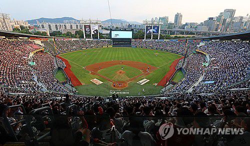 프로야구 2년 연속 1천만 관중 돌파(서울=연합뉴스) 김도훈 기자 = 프로야구 관중 수가 2년 연속 1천만명을 돌파한 23일 프로야구 kt 위즈와 두산 베어스의 경기가 열린 서울 잠실야구장을 찾은 두산 팬들이 응원하며 경기를 관람하고 있다.     지난해 9월 15일 671경기 만에 처음으로 천만명을 넘어선 것에 비해 올해는 587경기 만에 1천만 관중을 돌파해 이는 지난해보다 날짜로는 23일, 경기 수로는 84경기 빠른 수치다. 2025.8.23 superdoo82@yna.co.kr