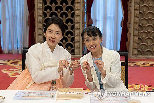 김혜경 여사, 이시바 요시코 여사와 친교 일정(도쿄=연합뉴스) 홍해인 기자 = 김혜경 여사와 이시바 시게루 일본 총리의 부인 이시바 요시코 여사가 23일 일본 도쿄 총리 관저에서 친교 일정으로 한일 양국의 전통 매듭 만들기 체험을 하며 기념촬영을 하고 있다. 2025.8.23 [공동취재] hihong@yna.co.kr