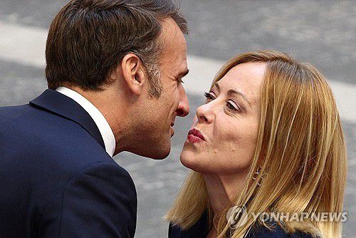 지난 6월 이탈리아 방문해 멜로니 총리와 볼인사하는 마크롱 대통령[로이터 연합뉴스 자료사진. 재판매 및 DB 금지]