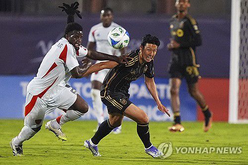 볼 경합을 펼치는 손흥민 [AP=연합뉴스]