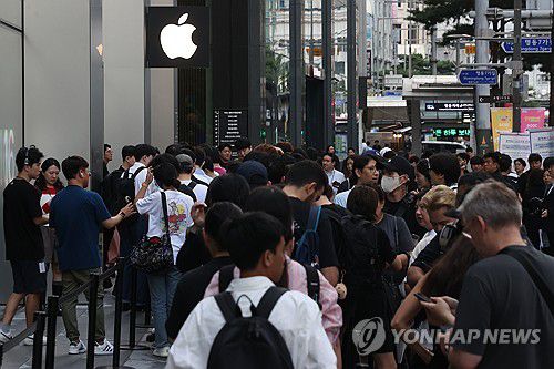 애플스토어(서울=연합뉴스) 류효림 기자 = 20일 오전 서울 중구 명동 애플스토어에서 시민들이 구매를 위해 줄지어 서 있다. 2024.9.20 ryousanta@yna.co.kr